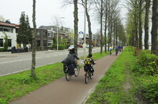 900895 Gezicht op het fietspad langs de Amsterdamsestraatweg te Utrecht, met de huizen Amsterdamsestraatweg 891 (links) ...